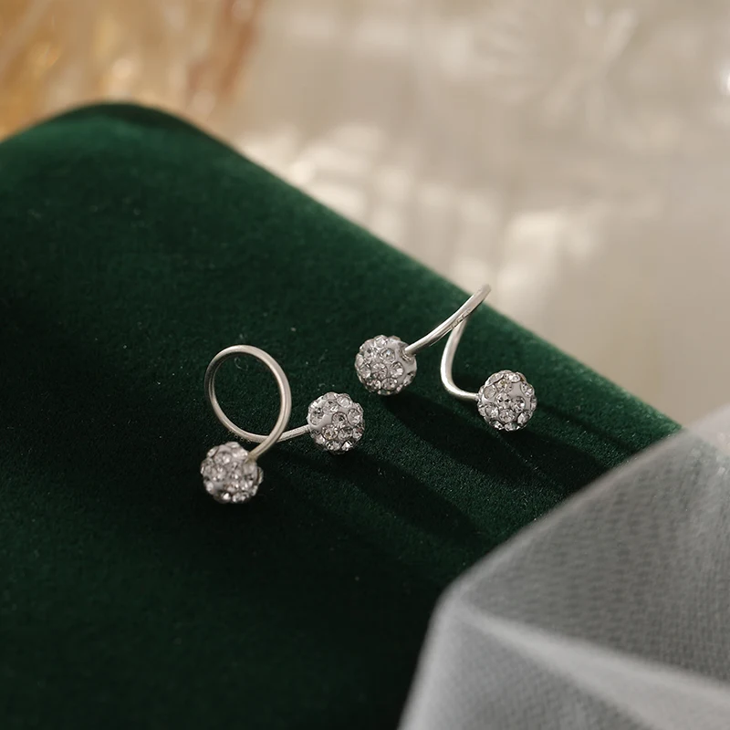 Brincos femininos de alta costura em prata esterlina com design de mola parafuso, exclusivos e sofisticados, para um visual único e elegante.