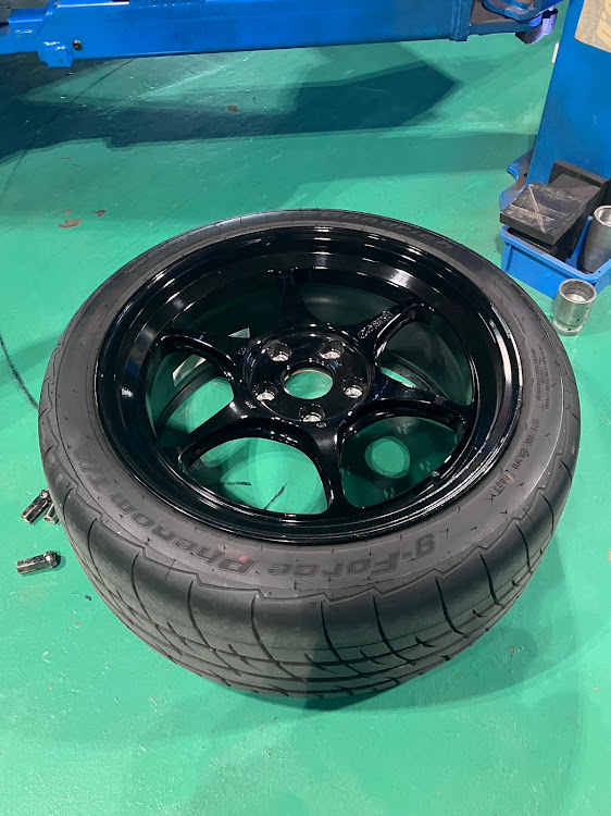アクセラスポーツのENKEI PF06・エンドレスMX72・ブレーキパッド交換・mazda3に関するカスタム事例の投稿画像3枚目