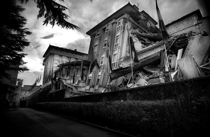 Welcome to earthquake hotel di emilianocelli