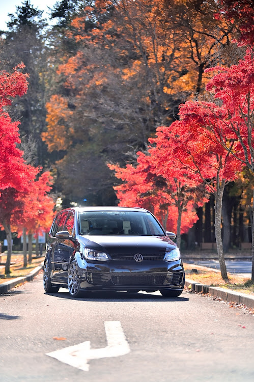 ゴルフトゥーランのガソリン価格高騰・ガソリン値上げ・12月の紅葉・さむい・車のある風景に関するカスタム事例の投稿画像5枚目
