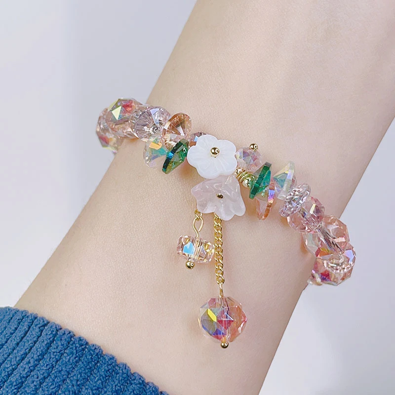 Bracciale di cristallo con grandi petali di fiori colorati, un accessorio di moda che aggiunge un tocco vivace ed elegante al tuo look.