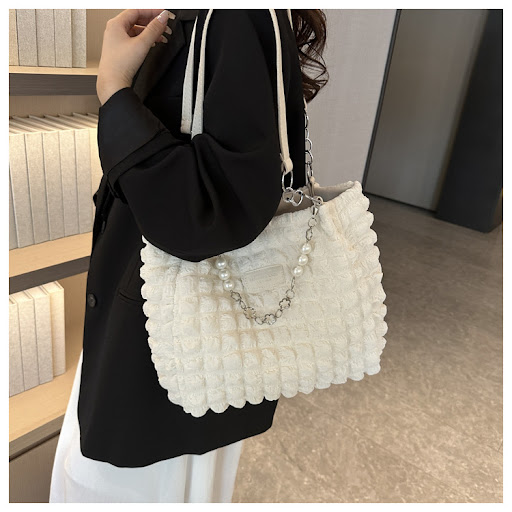Title 4, Simple Pleated Shoulder Bag, a Female Underarm ...