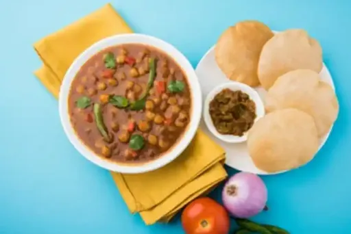 Chole Poori [4 Poori]