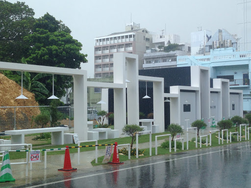 緑ヶ丘公園の白い構造物