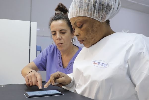 Docteur Nada Malou, microbiologiste et Agnès Mbuyu Dimanyayi, technicienne de laboratoire, en train de travailler au Laboratoire MSF, à Kinshasa, en République démocratique du Congo.