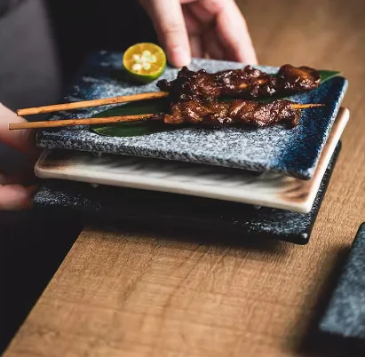 Keramička ravna ploča pravougaoni tanjir za suši u japanskom stilu. Servirajte suši sa elegancijom i istaknite svoje kulinarske kreacije.