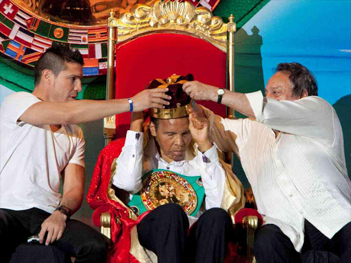 President of the World Boxing Council, Jose Sulaiman and Argentinian boxer Sergio 'Maravilla' Martinez place the crown of 'King of Boxing' on former American boxer Muhammad Ali during the 50th Convention of the World Boxing Council in Cancun in this December 3, 2012 file photo. Photo/REUTERS