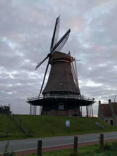 Windmill De Herder With Millers Home