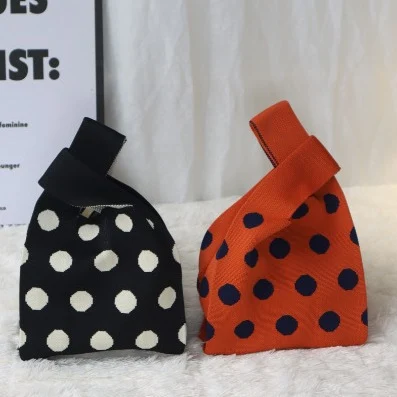 Modna, prosta dzianinowa torba na ramię w kropki, idealna jako torba typu tote. Stylowa i praktyczna, doskonała na codzienne wyjścia.