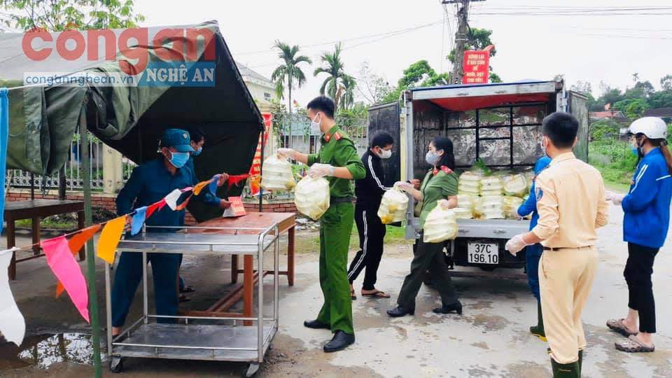 Trao những khẩu phần ăn cho các lực lượng chức năng đang làm nhiệm vụ tại cơ sở cách ly xã Đại Đồng.