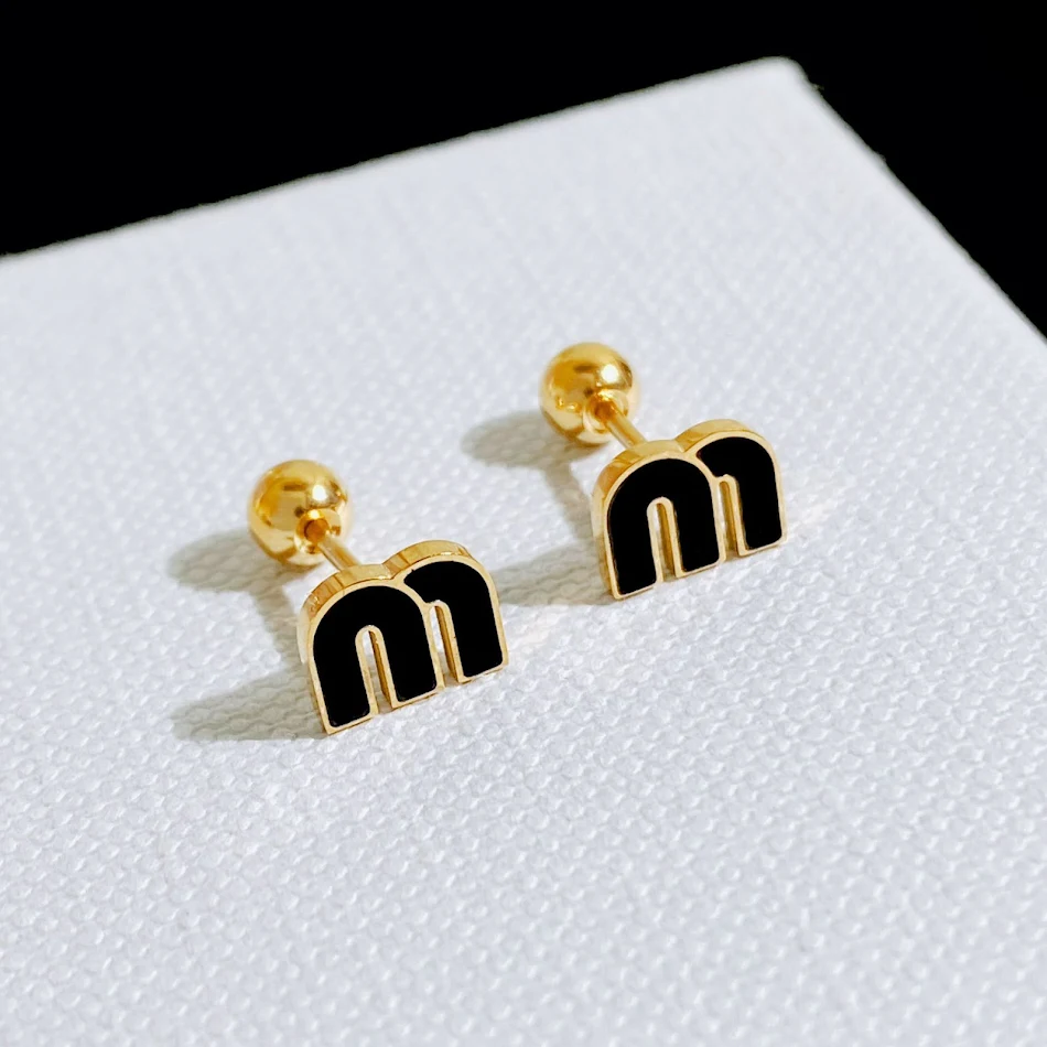 M-letter schroef titanium stalen oorbeen stud voor dames, stijlvol en duurzaam, ideaal voor dagelijks gebruik en elke outfit.