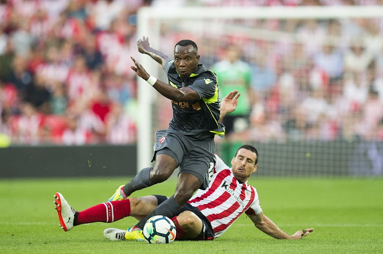 Aritz Aduriz of Athletic Club duels for the ball with May Mahlangu of Dinamo Bucarest during the UEFA Europa League Third Qualifying Round: Second Leg match between Athletic Club and Dinamo Bucarest at the Estadio de San Mames on August 3, 2017 in Bilbao, Spain.