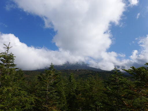 山頂は雲が多く