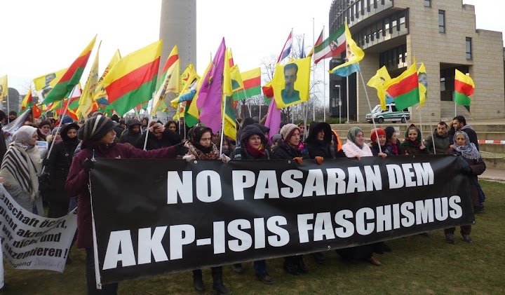 Demonstranten mit Fahnen und Transparent: «No pasaran dem AKP-ISIS-Faschismus».