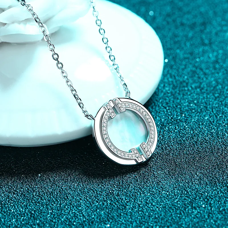 Collier Fritillary Smile en moissanite pour femmes. Un bijou étincelant pour sublimer votre féminité. Élégance et éclat pour toutes les occasions.