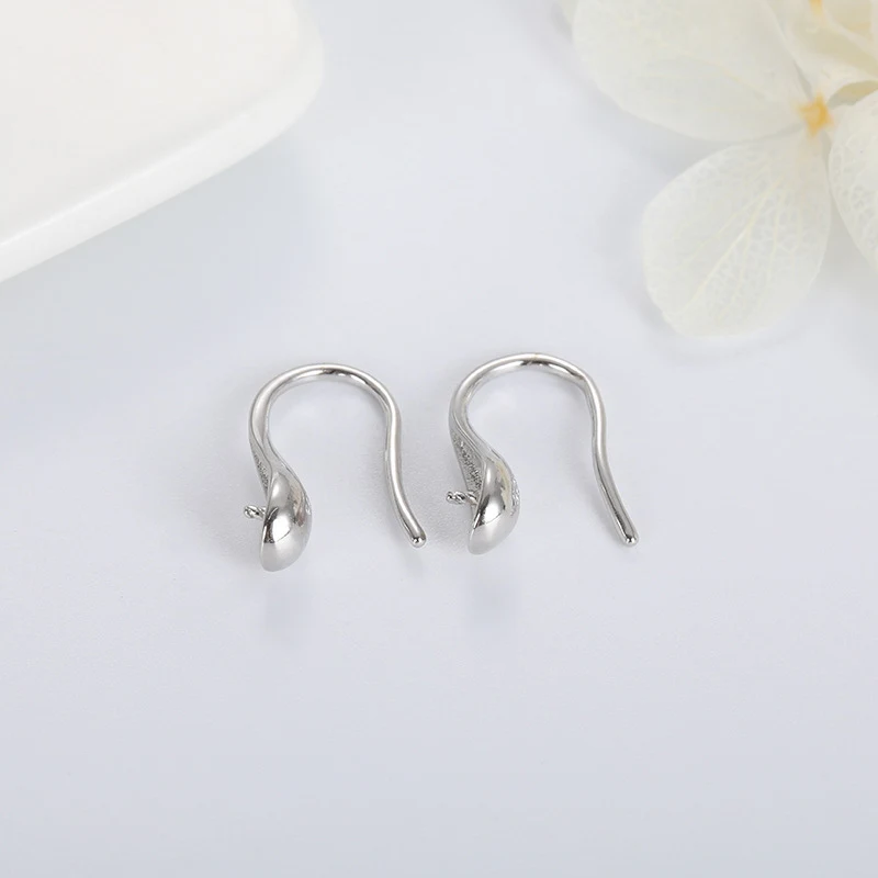 Brincos de pérola com suporte vazio para acessórios de prata. Organize e exiba suas joias com elegância e praticidade.