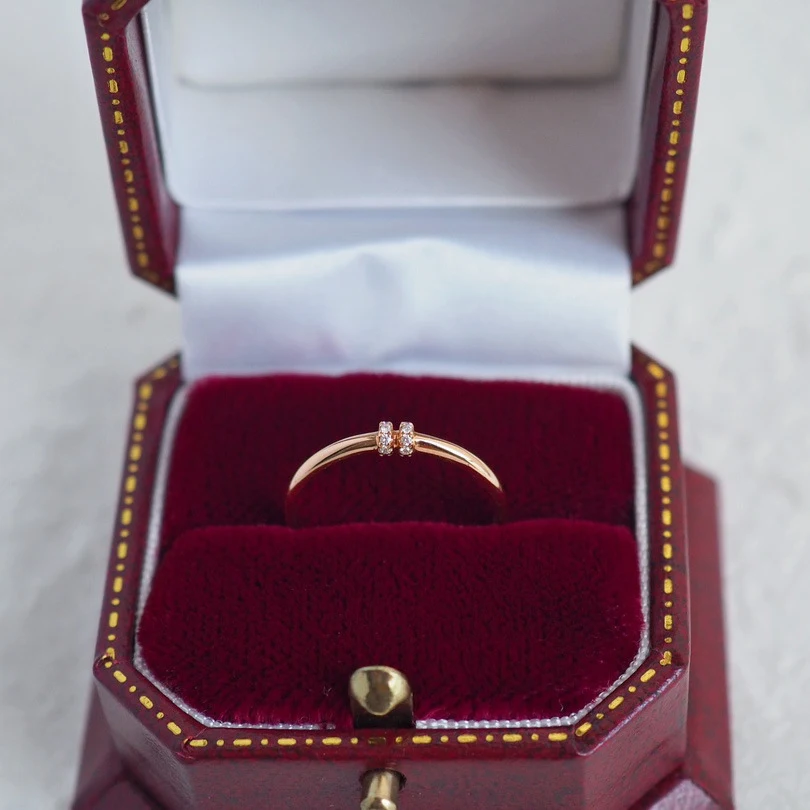 Fashion Ins versatile and simple hand ornament, the perfect accessory for a modern style. Easily combines with any outfi