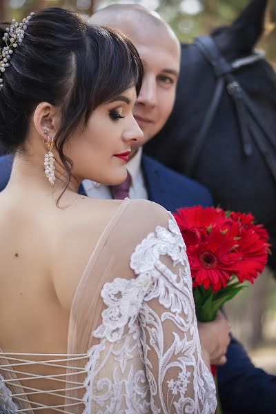 Fotógrafo de casamento Tatna Komissarova (komissarova88). Foto de 23 de fevereiro 2020