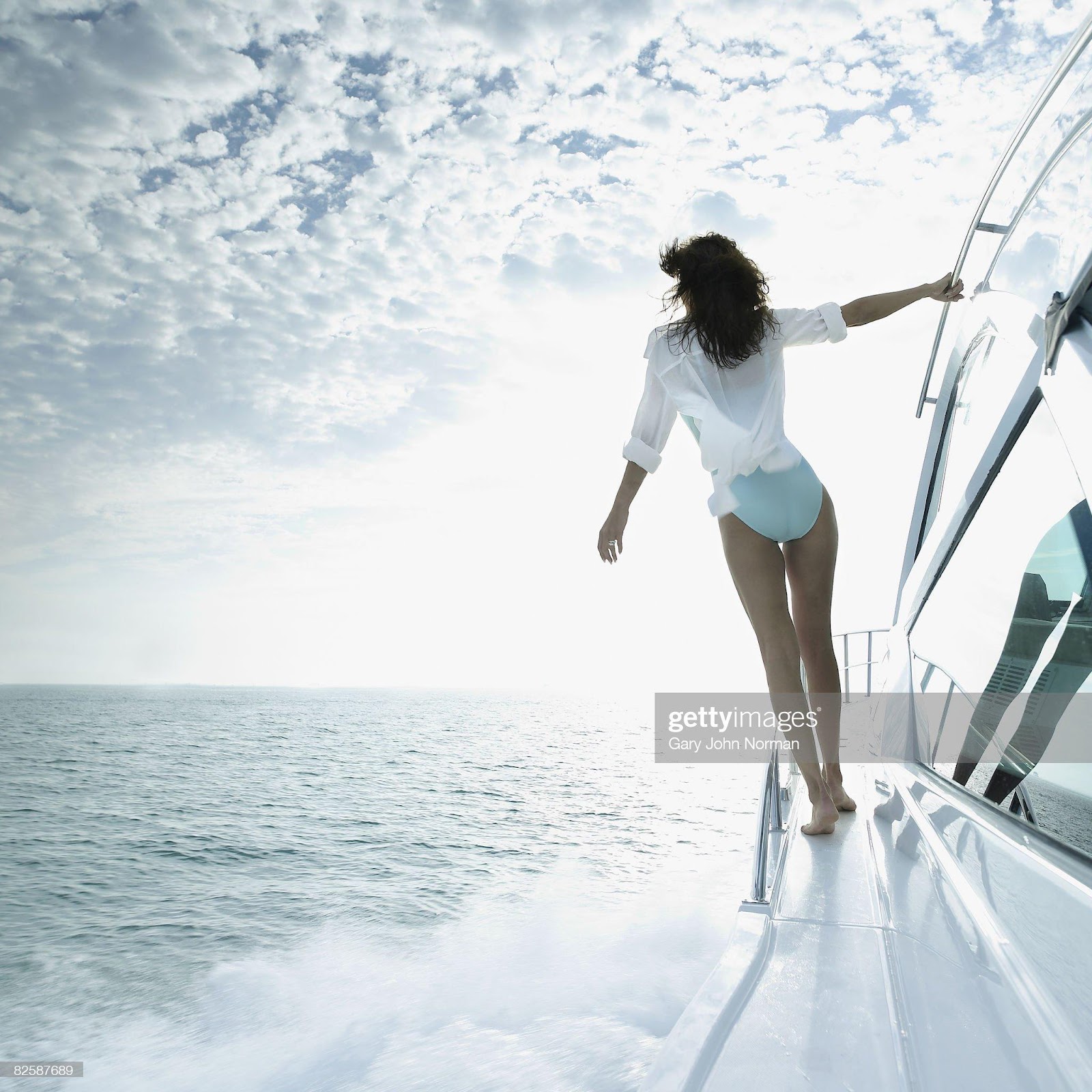 D:\Documenti\posts\posts\Miami\foto\donne normali\woman-enjoys-the-breeze-and-speed-of-power-boat-picture-id82587689.jpg