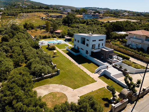 Villa with pool 4