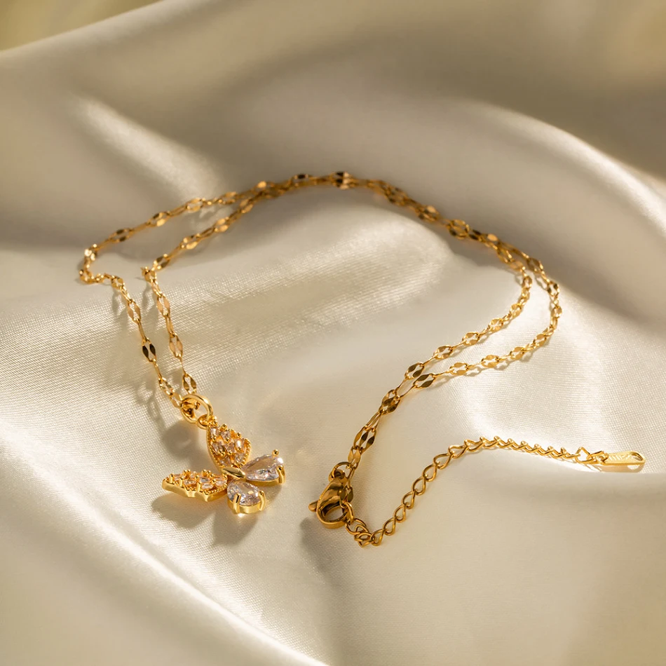 Collier pendentif papillon en acier inoxydable or 18K et zircon blanc, un bijou élégant pour sublimer votre décolleté et votre style.