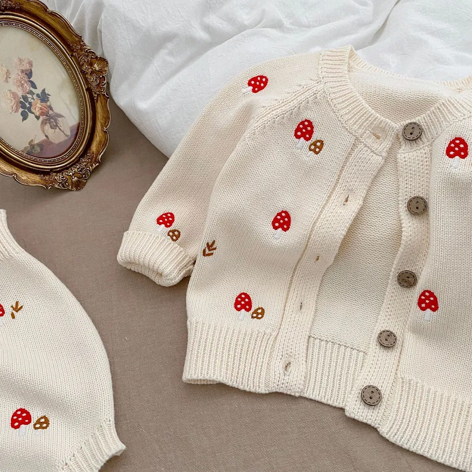 Mouwloos vest met paddenstoelborduurwerk, een comfortabel en stijlvol kledingstuk, perfect voor een casual look, ideaal als licht jasje of layering item.
