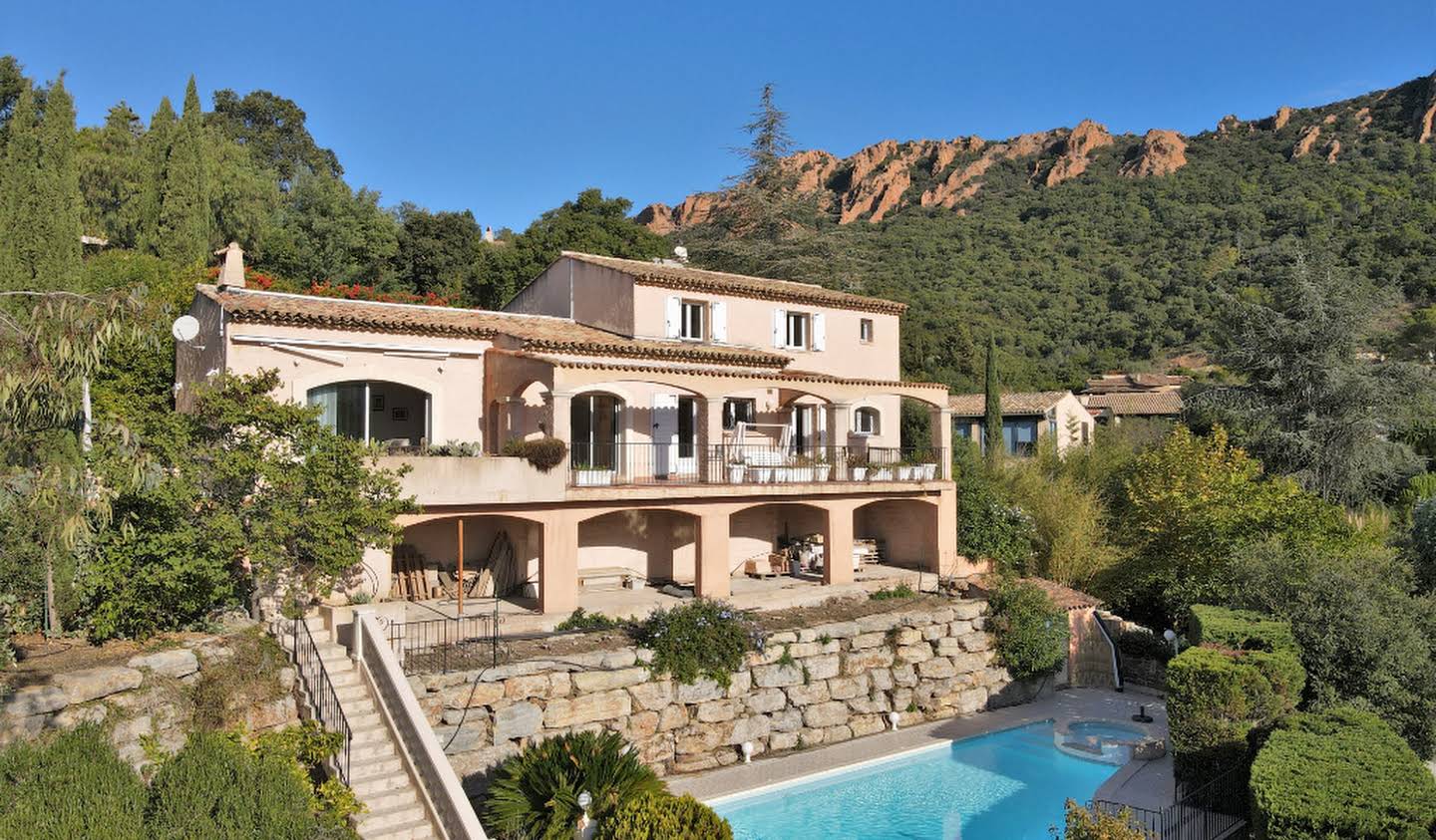 Villa avec piscine et terrasse Agay