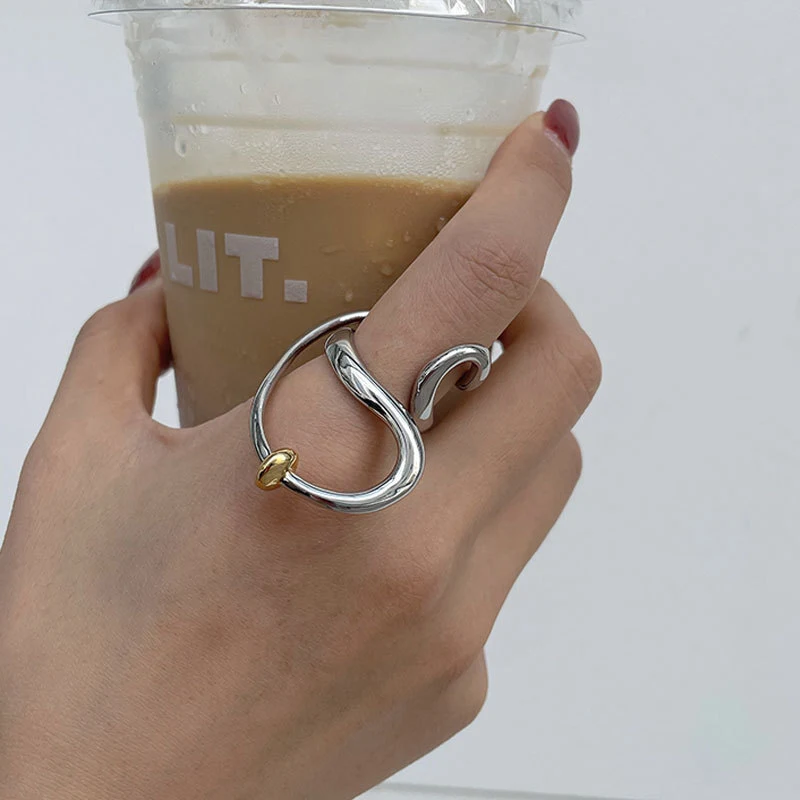 Anel Minimalista de Moda Retrô com Onda Linear Design minimalista e moderno. Um acessório elegante e versátil para mulheres que amam estilo retrô e fashion.