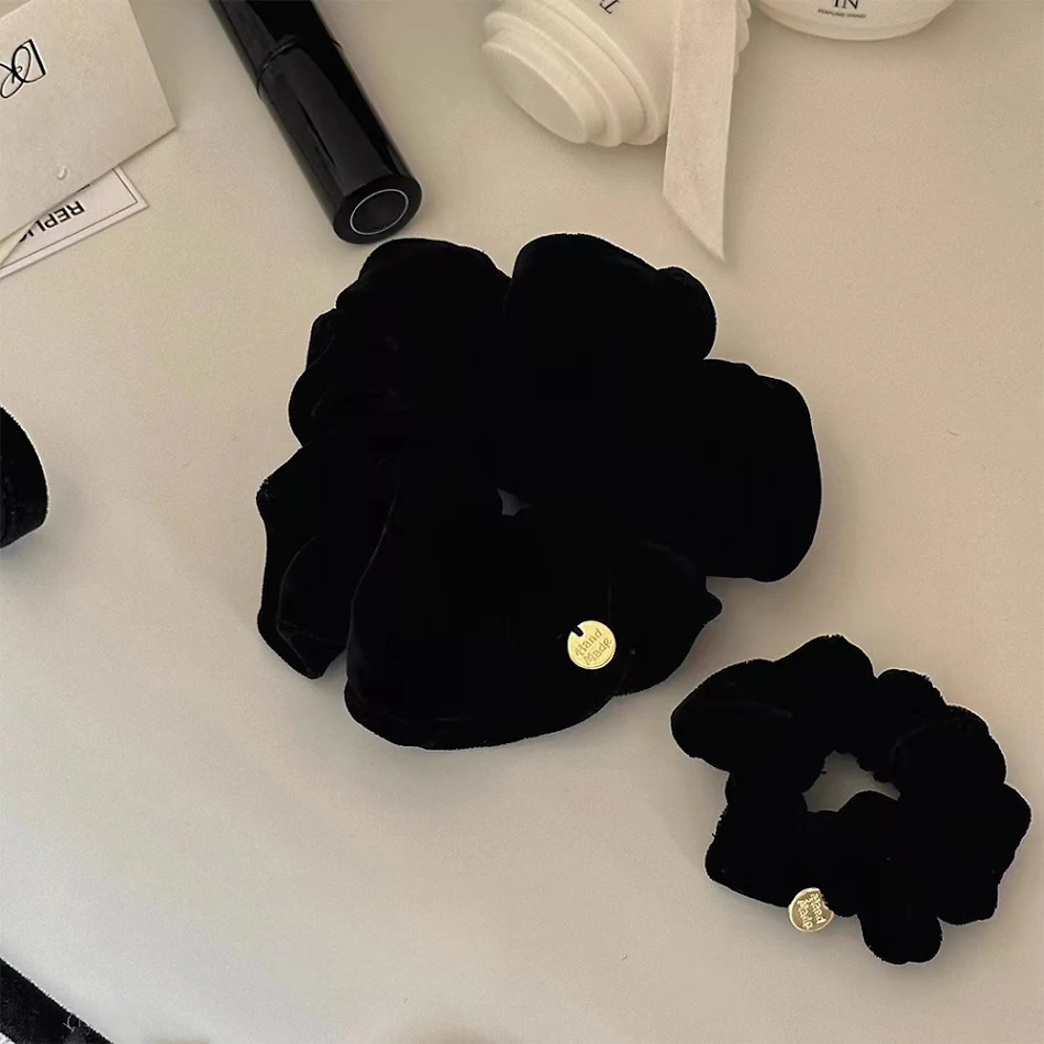 Luxe, eenvoudige haarring van zwart fluweel met een grote darm-look. Past overal bij en is perfect voor stijlvolle kapsels.