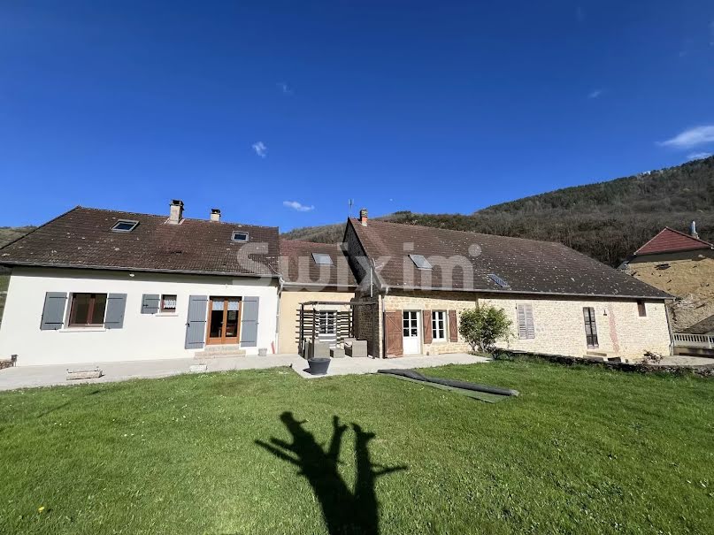 Vente maison 12 pièces 328 m² à Lons-le-Saunier (39000), 620 000 €