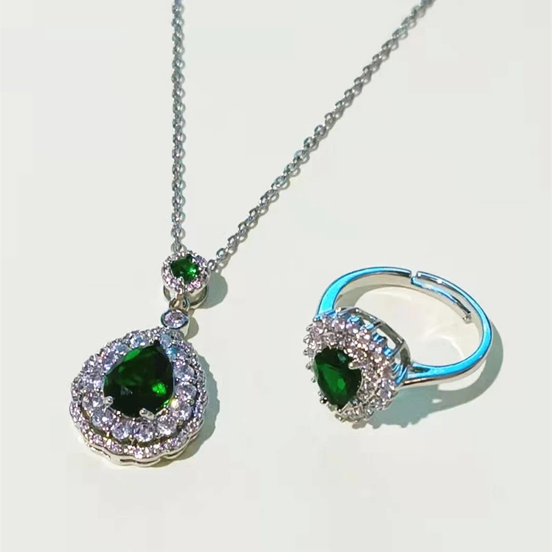 Trendy hartvormige smaragdgroene waterdruppelring met volledige diamant, een elegant sieraad als geschenk of voor een speciale gelegenheid.