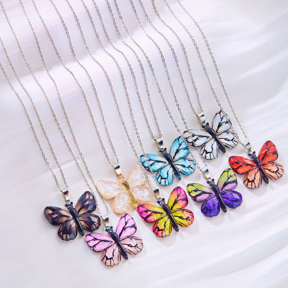 Colar de borboleta retrô multicolorido feminino em aço inoxidável. Adicione um toque de cor e estilo vintage ao seu visual diário.
