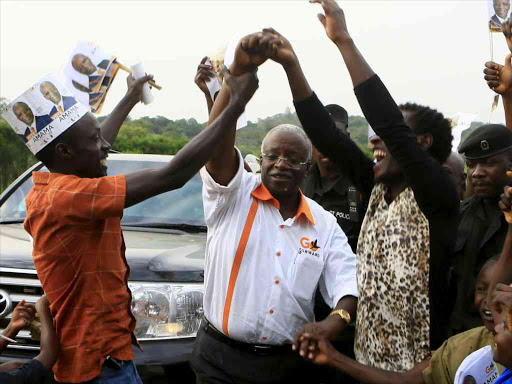 Amama Mbabazi the former Uganda prime minister and presidential candidate for The Democratic Alliance (TDA) walks with his supporters during a campaign stop over in Kirihura district January 24, 2016 ahead of the February 18 presidential election. REUTERS/James Akena