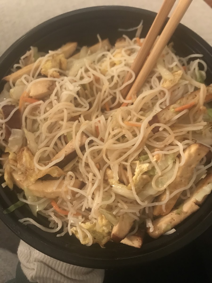 Rice noodles with vegetables and pressed tofu