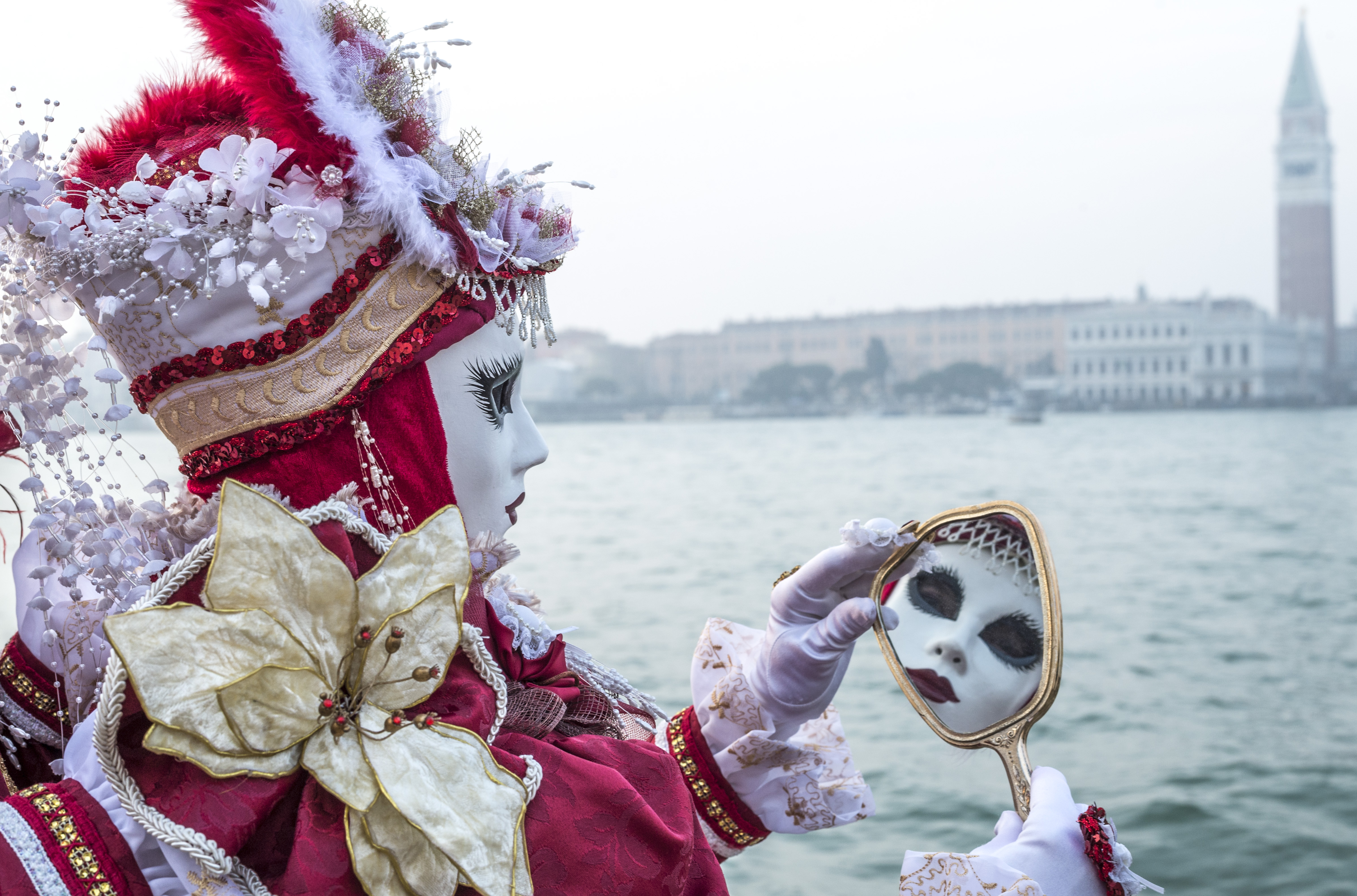 SONO O NON SONO IO? di MARIA ELENA CAMILLI