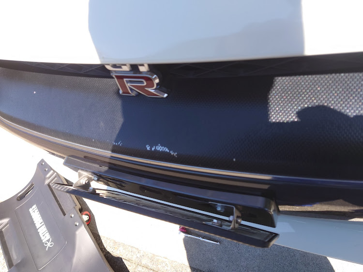 NISSAN GT-RのTOP SECRET・DIY・カーボンインテークグリル・疲れたけど楽しかった😘・窃盗団に狙われてる？に関するカスタム事例の投稿画像4枚目