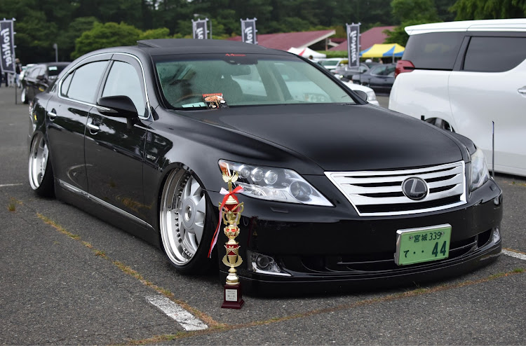 LSのLS460L・F-CUP・ワンダープレートに関するカスタム事例の投稿画像1枚目