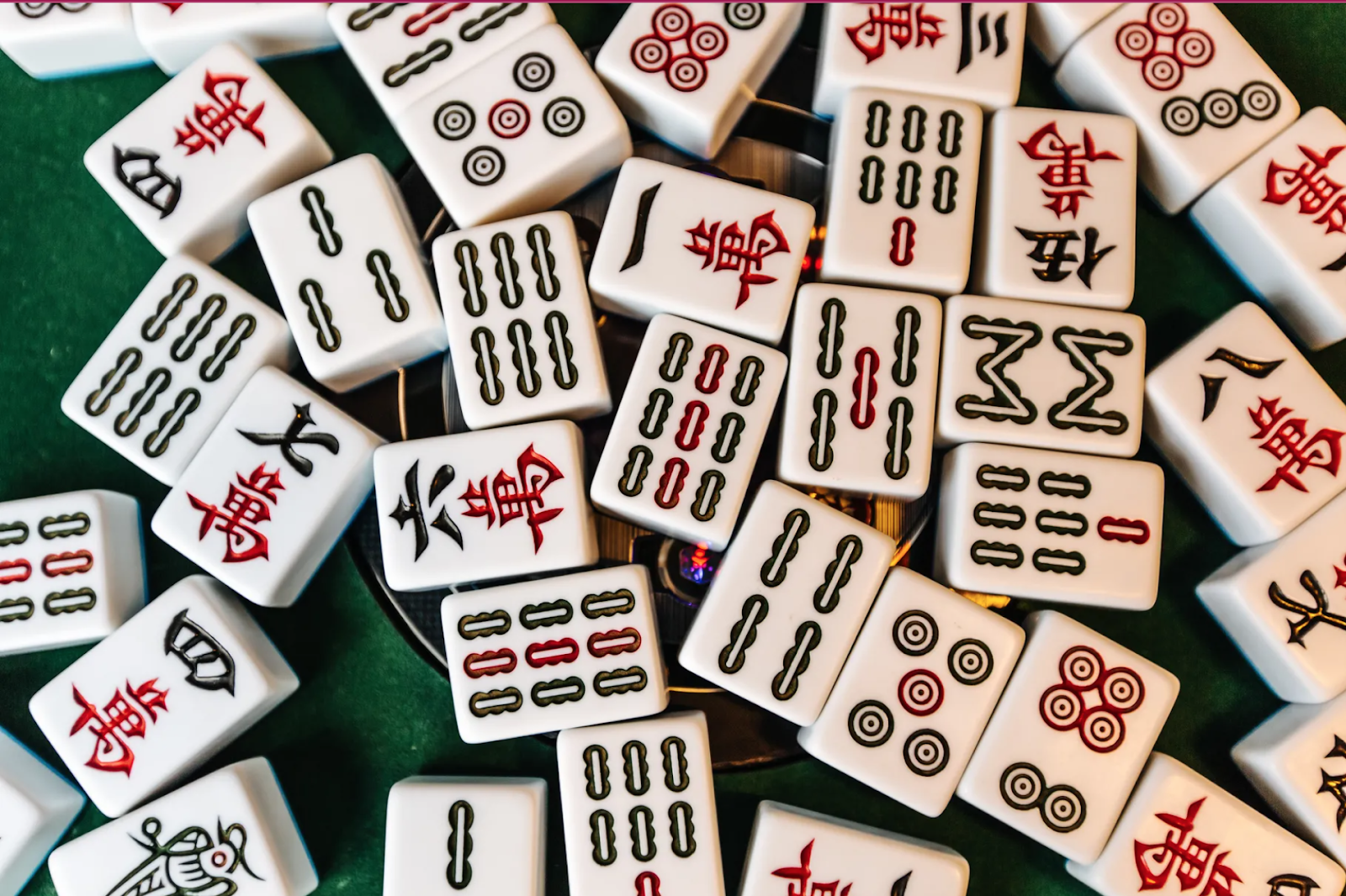 O mahjong na mesa antigo jogo de tabuleiro asiático fecha a imagem