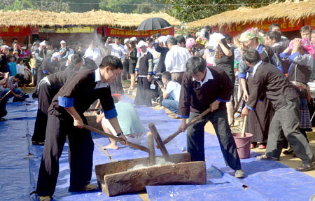 Hội thi giã bánh dày của người Mông ở Mù Cang Chải