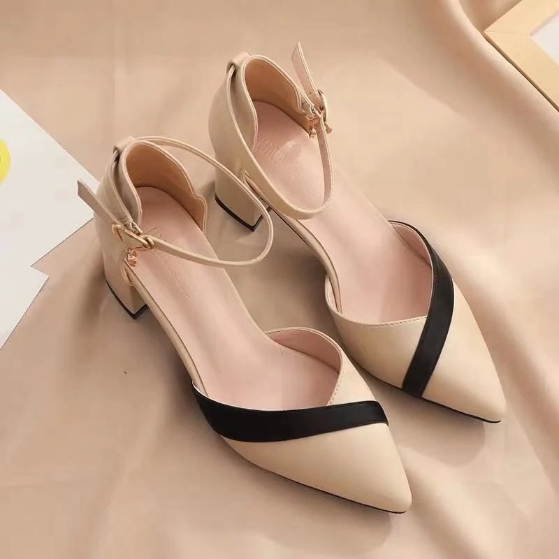 Sandali con tacco medio e punta affusolata con blocchi di colore, comfort ed eleganza per un look versatile adatto a ogni occasione.