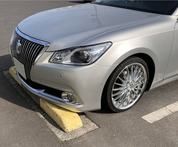 クラウンロイヤルの210クラウン・低そうで低くない少し低い車・車高調整・シルバーはイイぞぉー・4月もよろしくお願い致します🌸に関するカスタム事例の投稿画像1枚目