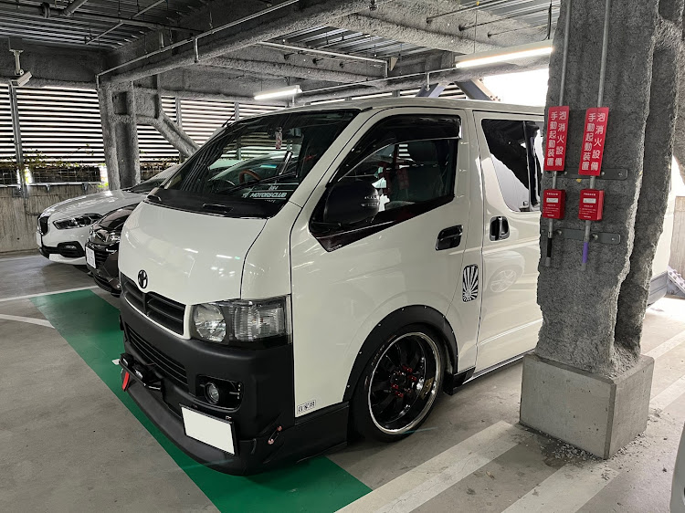ハイエースバンのDIY・シャコタン風・大井町の阪急百貨店・人って変わるもんですね🤣に関するカスタム事例の投稿画像1枚目