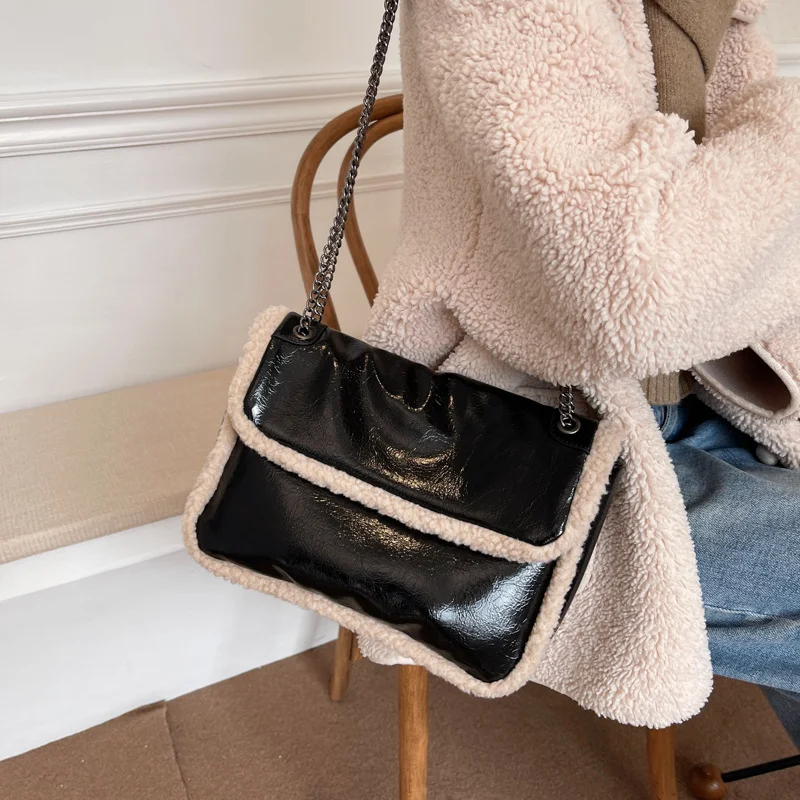 Jesienno-zimowa damska torebka crossbody z łańcuchem. Casualowa, stylowa i praktyczna na co dzień. Idealna na wszystkie niezbędne drobiazgi.
