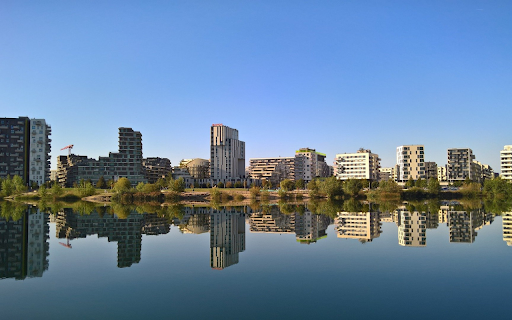 Buildings by the lake screenshot 1