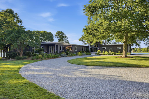 Modern house with gravel driveway and garden - Prestige property for sale in Queenstown, 5 bedrooms