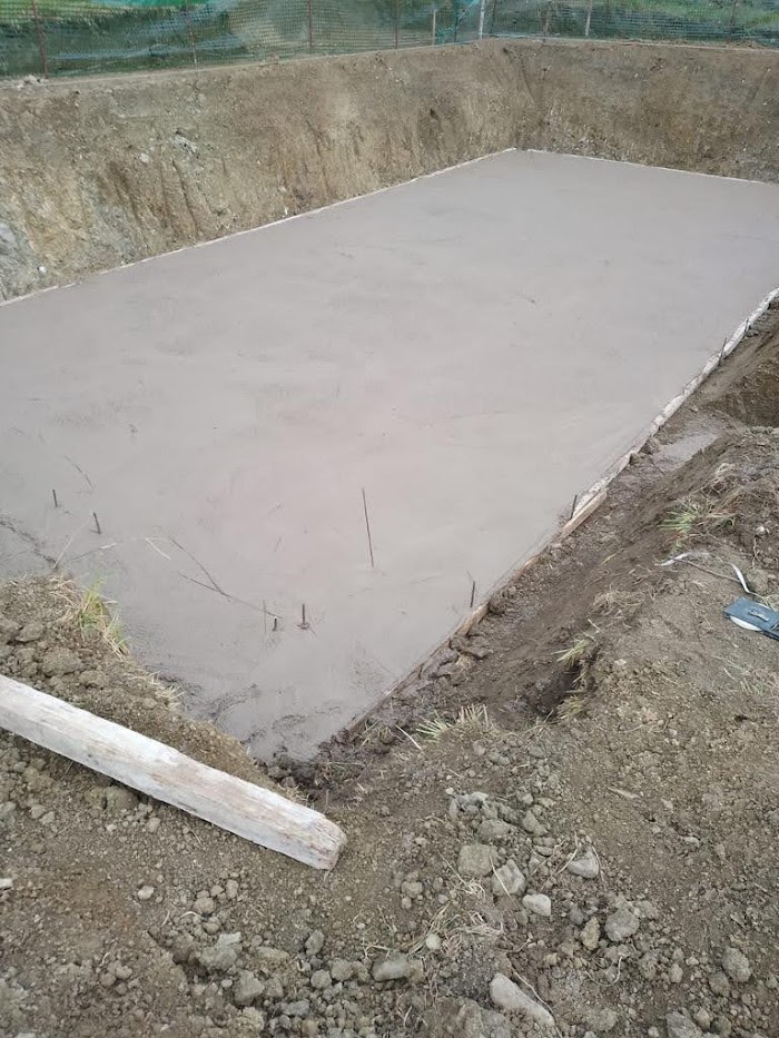 Constructing our pool at Podere Santa Pia. The first basic layer of concrete, il magrone di cemento