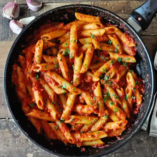 Chicken Cheesy Penne Red Sauce Pasta With Garlic Breads(2 Pieces)