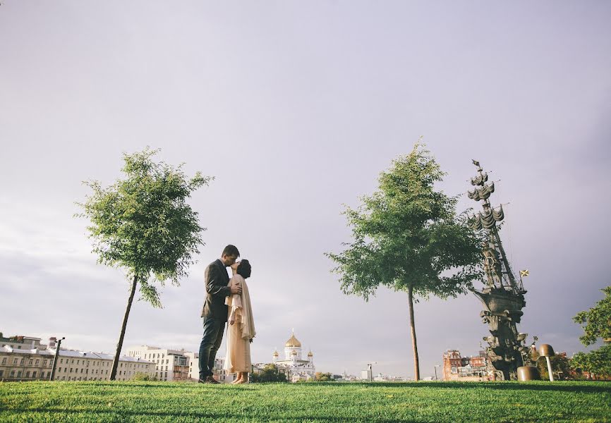 Wedding photographer Sveta Obolenskaya (svetavesna). Photo of 19 November 2017