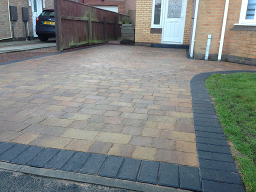 44m college sett drivway in heather with charcoal border plus step at ashington