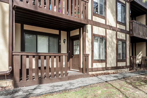 Building exterior, balcony, windows - Buy this luxury house in Brookfield, 1 bedroom